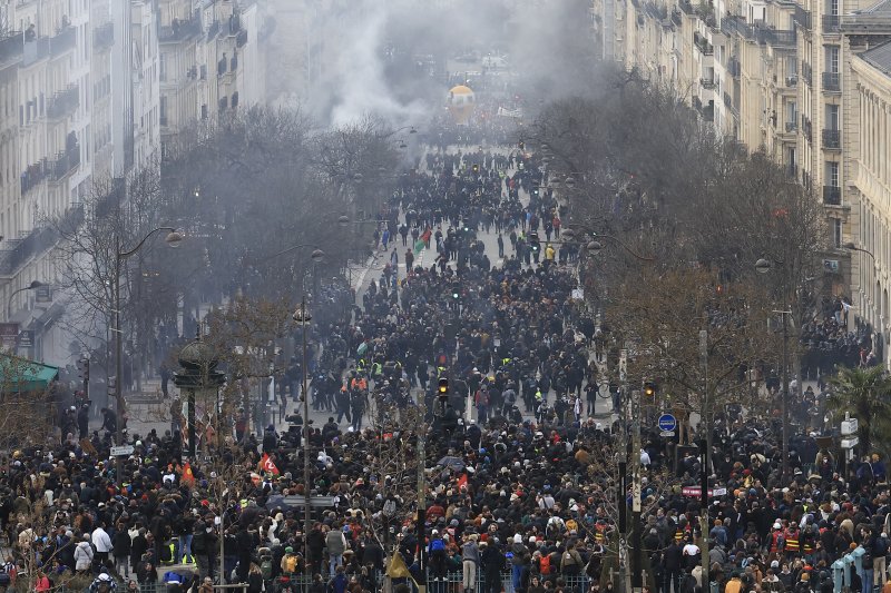 [파리=AP/뉴시스] 7일(현지시간) 프랑스 파리에서 정부의 연금 개혁에 반대하는 시위대가 행진하고 있다. 이날 프랑스 전역에서 연금 개혁 반대 제6차 시위가 열려 지난 1월 이후 최대 규모를 기록한 것으로 나타났다. 2023.03.08.
