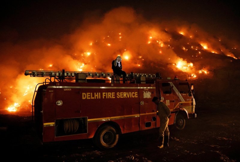 2022년 4월 인도 뉴델리 쓰레기 매립지 '가시푸르'에서 화재가 발생해 현지 소방 대원들이 진화 작업을 벌이고 있다. /사진=뉴스1