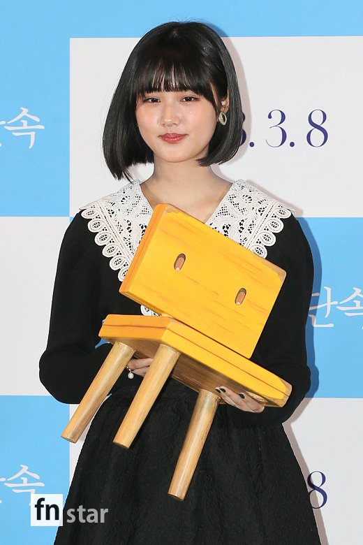 [포토] 하라 나노카, ;스즈메가 아끼는 의자와 함께' - 헉스