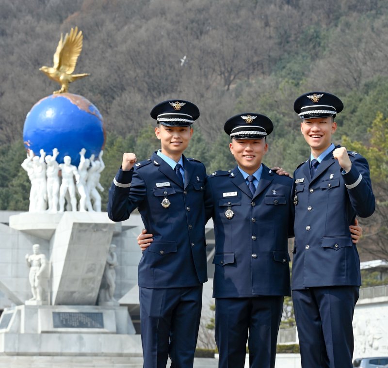 공군사관학교 71기, 보라매 가족·드론 전문가 등 190명 졸업·임관