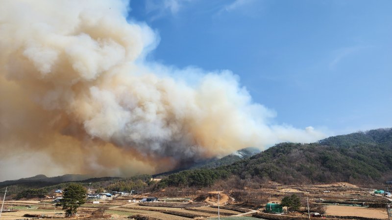 8일 오후 1시 59분께 경남 합천군 용주면 월평리 야산에서 산불이 발생해 연기가 퍼지고 있다. 사진=합천군 제공