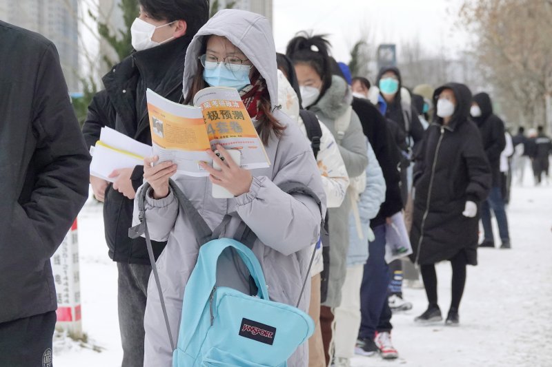 “응원만 하려다가...” 딸과 시험 함께 봐 명문대 합격한 中 부모, 정작 딸은 ‘불합격’