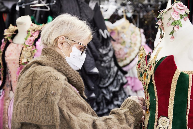 [서울=뉴시스]뮤지컬 '오페라의 유령'이 부산 공연 개막을 앞두고 의상 피팅 사진을 공개했다. (사진=에스앤코 제공) 2023.03.08. photo@newsis.com *재판매 및 DB 금지