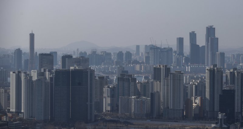 [서울=뉴시스] 정병혁 기자 = 24일 서울 중구 남산에서 바라본 서울 도심. 2023.02.24. jhope@newsis.com