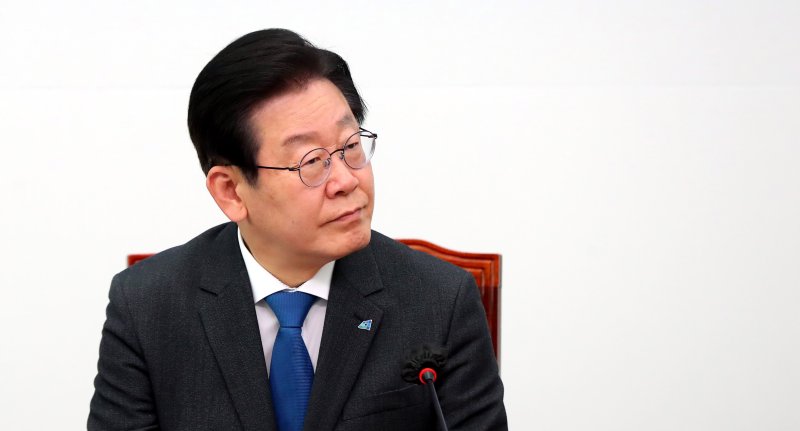 [서울=뉴시스] 추상철 기자 = 이재명 더불어민주당 대표가 8일 오후 서울 여의도 국회에서 열린 미 반도체지원법 대응 긴급간담회에 참석해 있다. 2023.03.08. scchoo@newsis.com /사진=뉴시스