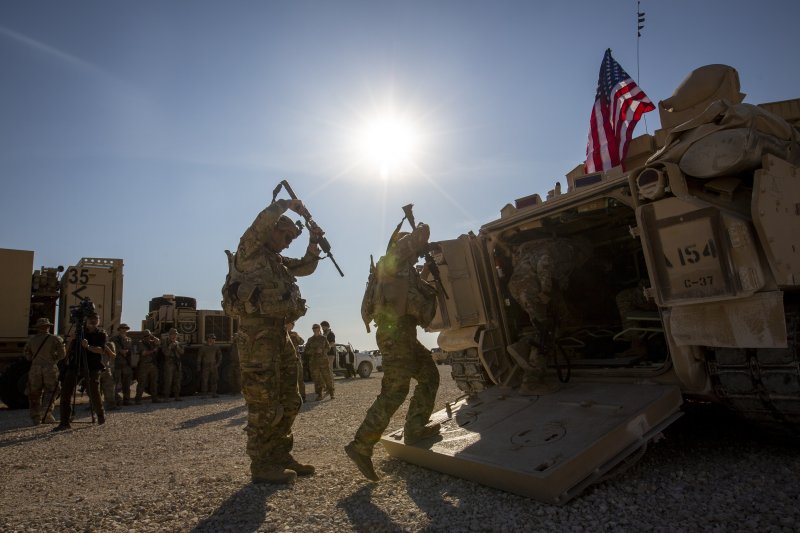 2019년 11월 11일 구체적인 위치가 알려지지 않은 시리아 북동부에서 촬영된 사진 속에서 미군 장병들이 장갑차에 탑승하고 있다.AP뉴시스