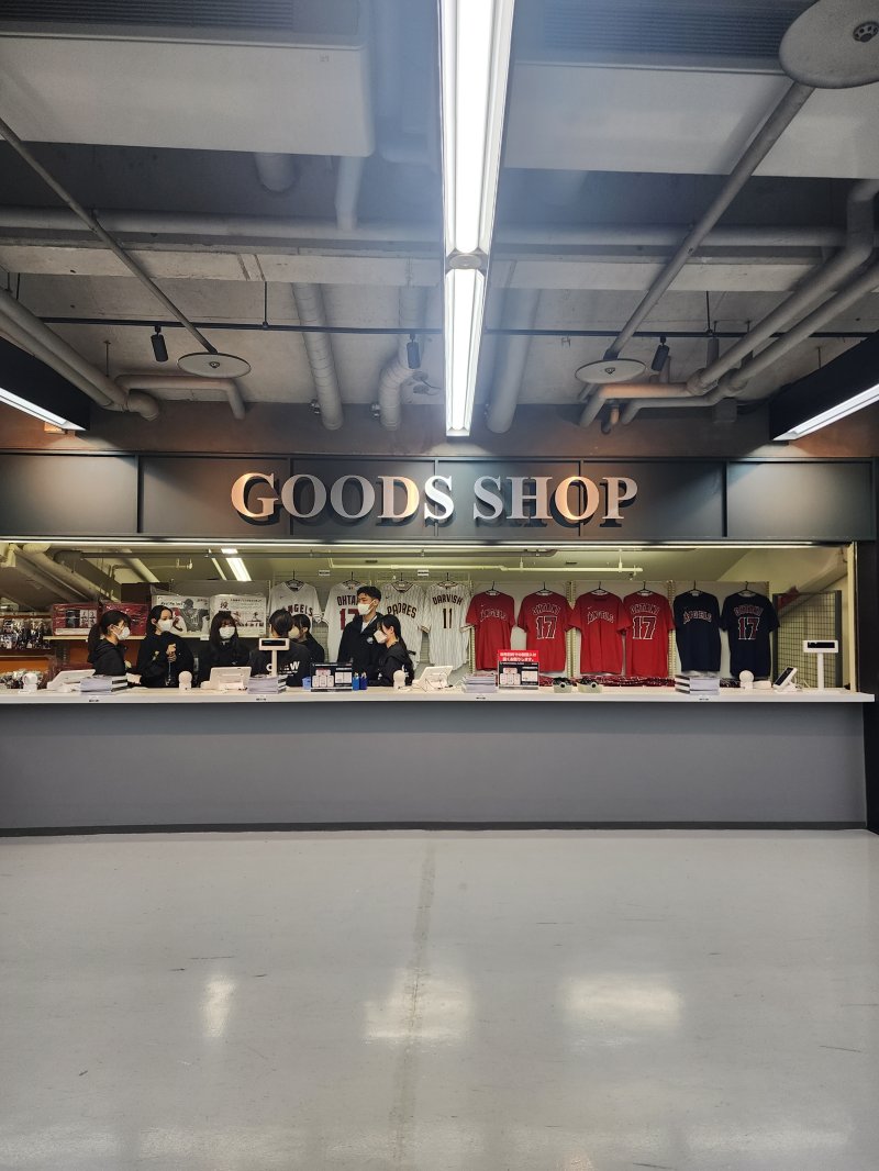 [도쿄=뉴시스] 김희준 기자 = 도쿄돔 내부 기념품 판매점. 2023.03.09jinxijun@newsis.com