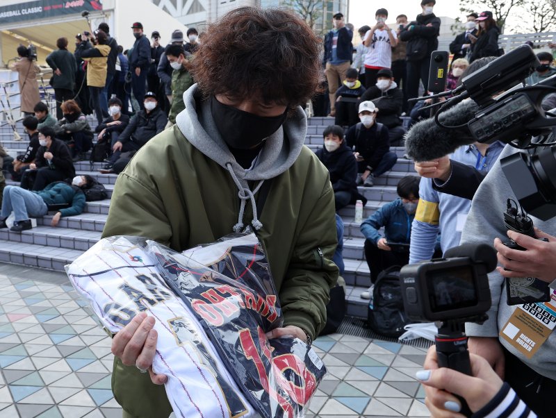 9일 오전 도쿄돔 광장에 설치된 2023 월드베이스볼클래식(WBC) 공식 굿즈샵에서 한 야구팬이 일본 대표팀 오타니 쇼헤이 유니폼을 구매 후 취재진에게 들어보이고 있다.2023.3.9/뉴스1 ⓒ News1 김진환 기자