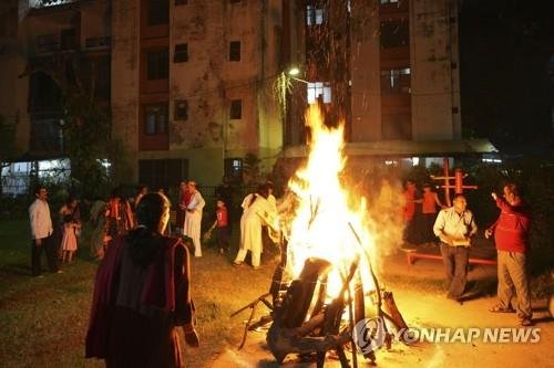 인도 프라야그라지서 홀리 전날 악의 기운을 몰아내기 위해 모닥불을 피우는 이들. [AP 연합뉴스 자료사진. 재판매 및 DB 금지]