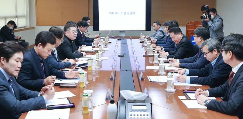 박일준 산업통상자원부 2차관이 9일 경남 창원시 두산에너빌리티 회의실에서 액화수소 기업 간담회를 주재하고 있다.
