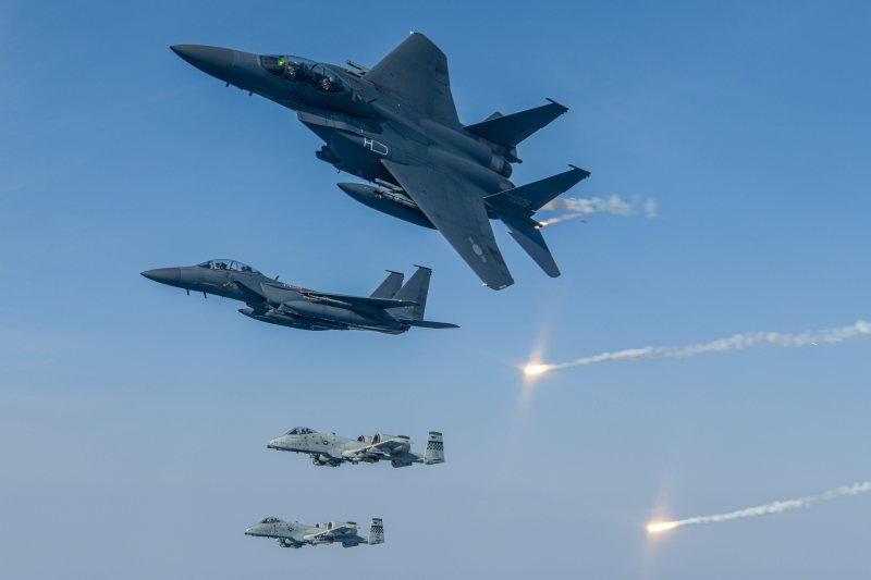 2023년 3월 9일 쌍매훈련에 참가 중인 한국 공군의 F-15K 전투기와 미국 공군의 A-10 공격기가 지난 8일 경기 평택시 주한미공군 오산기지에서 전술 비행을 실시하는 가운데, F-15K 전투기가 적의 적외선 유도무기 체계를 기만하기 위한 플레어(Flare, )를 발사하고 있다. 공군 제공