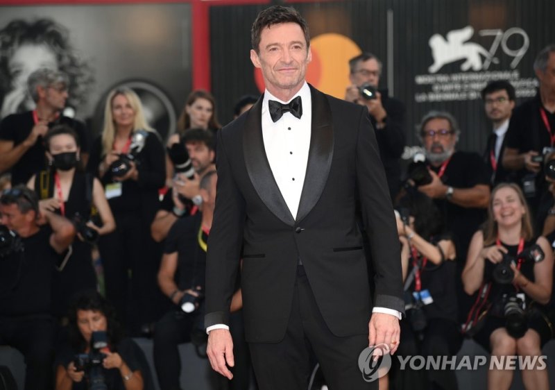 베네치아 영화제 '더 썬' 시연회 참석한 휴 잭맨 베네치아 영화제 '더 썬' 시연회 참석한 휴 잭맨 (베네치아 EPA=연합뉴스) 호주 배우 휴 잭맨(가운데)이 7일(현지시간) 이탈리아 베네치아에서 열린 제79회 베네치아 영화제 도중 '더 썬'(The Son) 시연회에 참석하고 있다. '더 썬'은 이번 영화제에서 황금사자상 경쟁후보작에 선정됐다. 2022.09.08 ddy04002@yna.co.kr (끝)