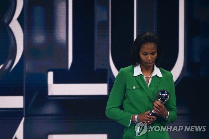 프랑스 대표팀 수비수 웬디 르나르 France and Olympique Lyonnais defender Wendie Renard receives and award for the FIFA FIFPRO Women's World11 during the Best FIFA Football Awards 2022 ceremony in Paris on February 27, 2023. (Photo by FRANCK FIFE / AFP)