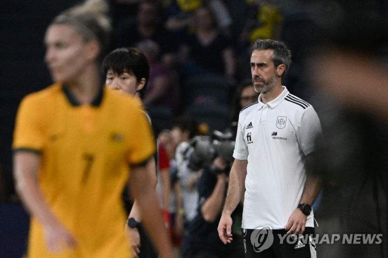 스페인 여자축구 대표팀의 호르헤 빌다 감독 Spain?s coach Jorge Vilda Rodriguez looks on during the 2023 Cup of Nations women?s football match between Australia and Spain in Sydney on February 19, 2023. (Photo by SAEED KHAN / AFP) / -- IMAGE RESTRICTED TO EDITORIAL USE - STRICTLY NO COMMERCIAL USE --