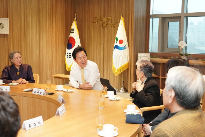오세훈 서울시장이 9일 열린 '인생감동 어르신'과의 오찬에서 이상숙(92) 어르신과 대화를 나누고 있다. (서울시 제공)
