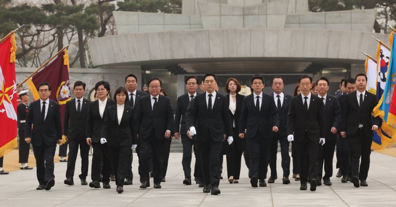 국민의힘 김기현 신임 당대표(앞줄 가운데)와 지도부가 9일 오전 서울 동작구 국립서울현충원을 찾아 현충탑에 참배한 뒤 이동하고 있다. 연합뉴스