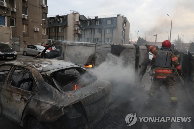 Emergency workers extinguish fire in vehicles at the site of a Russian missile strike, amid Russia?s attack on Ukraine, in Kyiv, Ukraine March 9, 2023. REUTERS/Gleb Garanich