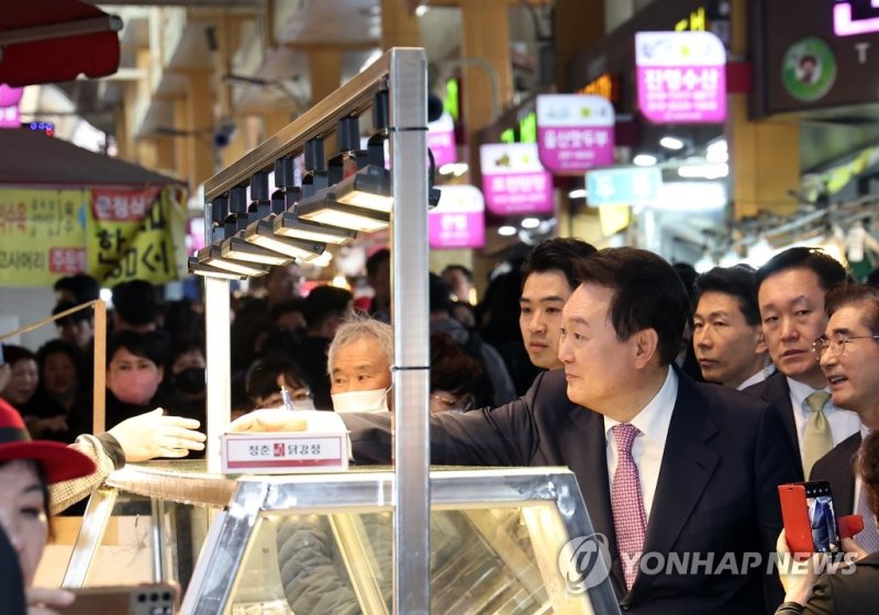 울산 신정시장 찾은 윤석열 대통령 (울산=연합뉴스) 임헌정 기자 = 윤석열 대통령이 9일 울산광역시 남구 신정시장을 찾아 상인과 인사를 나누고 있다. 2023.3.9 kane@yna.co.kr (끝) /사진=연합뉴스