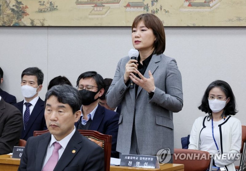 국회 교육위 출석한 천명선 서울대 입학본부장 (서울=연합뉴스) 이정훈 기자 = 천명선 서울대학교 입학본부장이 9일 오전 열린 국회 교육위원회 '정순신 아들 학폭' 관련 현안 질의에 참고인으로 출석, 답변하고 있다. 2023.3.9 uwg806@yna.co.kr (끝) /사진=연합뉴스