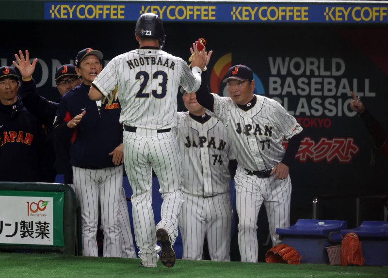 9일 오후 일본 도쿄돔에서 열린 2023 월드베이스볼클래식(WBC) B조 1라운드 중국과 일본의 경기, 일본 대표팀 라스 눗바가 1회말 무사 만루에서 무라카미 무네타카가 얻어낸 볼넷으로 득점에 성공 후 코칭 스테프와 기쁨을 나누고 있다. 2023.3.9/뉴스1 ⓒ News1 김진환 기자