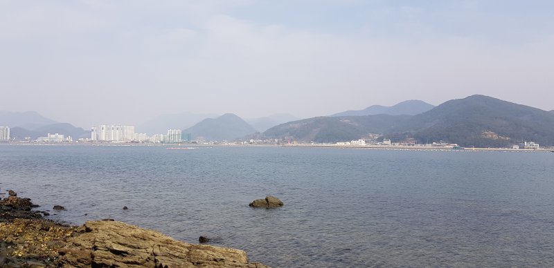 [창원=뉴시스] 홍정명 기자 = 송도 뒤쪽에서 바라만 창원 진동면 광암해수욕장 일대.2023.03.10. hjm@newsis.com