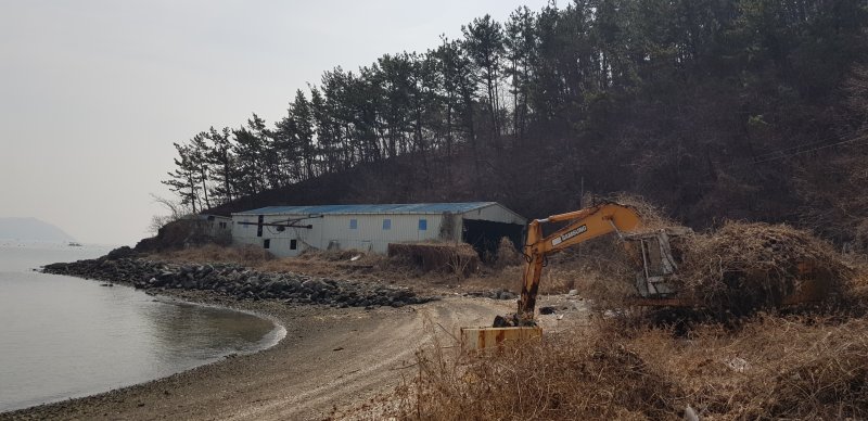 [창원=뉴시스] 홍정명 기자 = 송도 뒷쪽에 방치된 폐조선소 건물과 굴삭기.2023.03.10. hjm@newsis.com