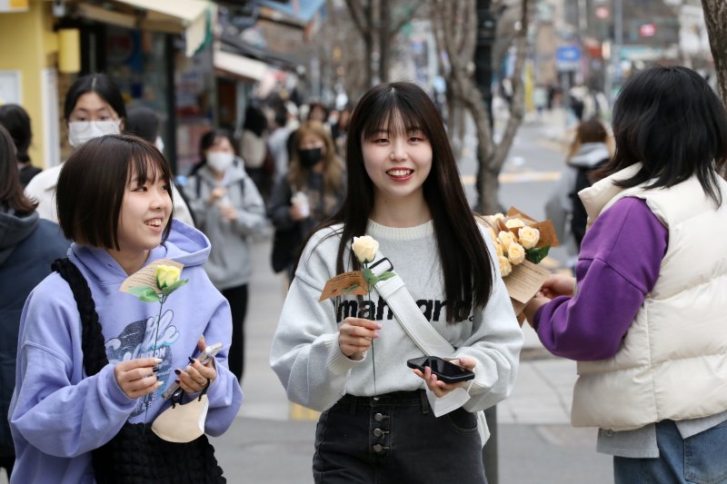 서울 용산구 숙명여자대학교 앞에서 세계여성의날을 맞아 장미꽃을 받은 여학생들이 미소를 보이고 있다. ‘세계 여성의 날’은 1908년 3월 8일 미국 뉴욕의 여성 노동자들이 화재 사고로 숨진 여성들을 추모하기 위해 노동조합을 만들고 시위한 것을 기념하기 위해 제정됐다. 뉴스1