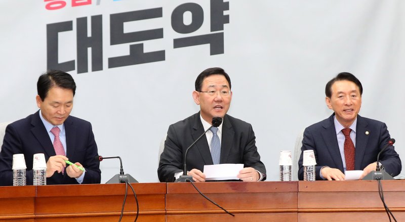 주호영 국민의힘 원내대표가 10일 오전 서울 여의도 국회에서 열린 원내대책회의에 참석해 발언하고 있다.사진=뉴시스