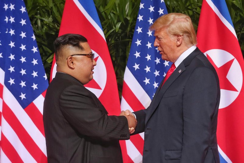 지난 2018년 6월12일 오전 싱가포르 센토사 섬의 카펠라 호텔에서 김정은 북한 국무위원장과 도널드 트럼프 당시 미국 대통령이 회담에 앞서 악수를 나누고 있다. 사진=뉴시스