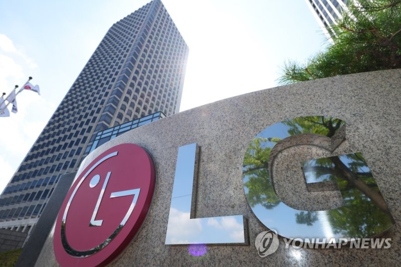 LG전자, 매출은 늘었지만 이익은 줄어 (서울=연합뉴스) 김도훈 기자 = LG전자 올해 2분기 매출액이 역대 2분기 가운데 최대를 기록했다. 29일 LG전자에 따르면 연결기준 올 19조4천640억원, 영업이익은 7천922억웡늘 기록했다. 매출액은 역대 2분기 가운데 최대를 기록했으며 전년 동기 대비 15% 증가했다. 하지만 영업이익은 전년 동기 대비 12% 감소한 것으로 나타났다. 사진은 이날 오전 서울 영등포구 LG본사 건물. 2022.7.29 superdoo82@yna.co.kr (끝)