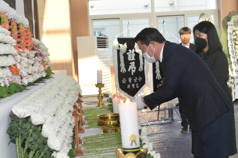 10일 오후 최영일 전북 순창군수가 구림면 체육관에 마련된 ‘전국동시조합장선거 구림면 투표소 희생자 추모 합동분향소’를 찾아 조문을 하고 있다.2023.3.10.(순창군 제공)/뉴스1