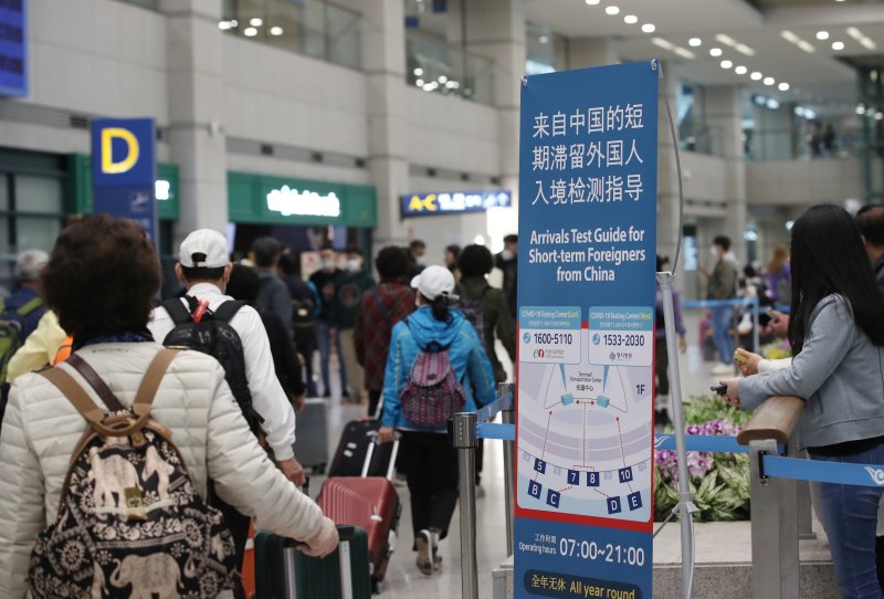 인천국제공항 제1터미널 코로나19 검사센터 여행객들이 입국하고 있다. /사진=뉴스1