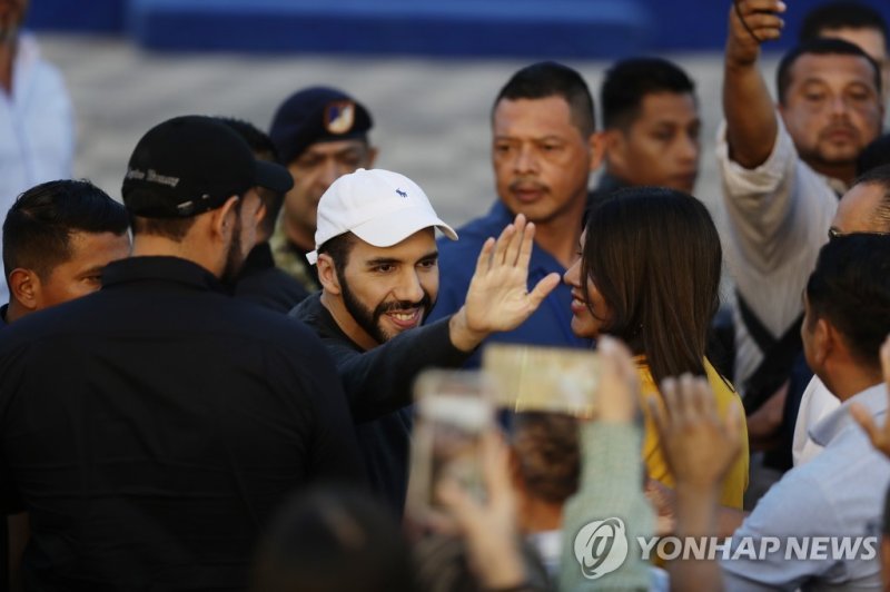 지지자에게 손 흔드는 나이브 부켈레 엘살바도르 대통령 epa10411986 El Salvador's President Nayib Bukele attends an official event, in Mejicanos, El Salvador, 17 January 2023. Bukele stated on 17 January that El Salvador has become 'the safest country in Latin America' and pointed out that now young people 'are no longer vic