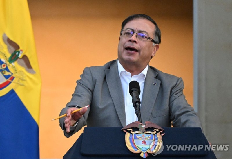 구스타보 페트로 콜롬비아 대통령 (FILES) In this file photo taken on February 13, 2023, Colombian President Gustavo Petro speaks during an event to present a health care reform bill to be discussed at the Congress at Narino Presidential Palace in Bogota. - Colombian President Gustavo Petro on March 3, 2023, called