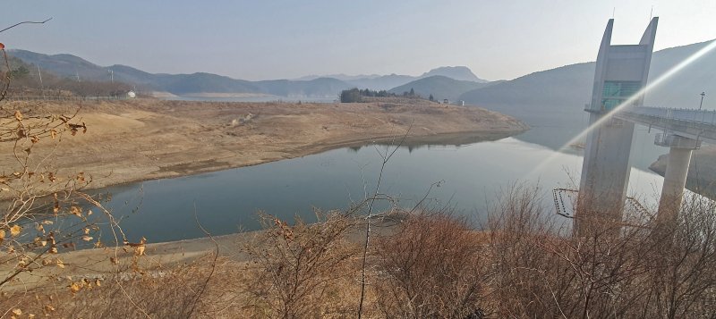 지난 10일 오전 광주지역 주요 식수원인 전남 화순군 이서면의 동복댐이 메말라 바닥을 드러내고 있다. 전날 기준 동복댐의 저수율은 20.11%로 20% 붕괴를 코 앞에 두고 있다. /뉴스1