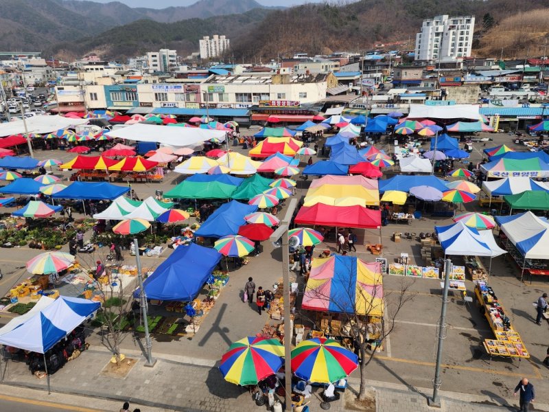 10일 오일장이 열리고 있는 예산시장 풍경. 백종원 프로젝트 일시 중단의 영향으로 방문객수가 평소 정도다. 2023.03.10./뉴스1ⓒ 뉴스1 이찬선 기자