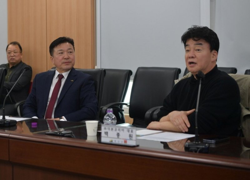7일 백종원 씨가 예산시장 상인들과 간담회를 갖고 있다. 왼쪽은 최재구 예산군수.(예산군 제공)