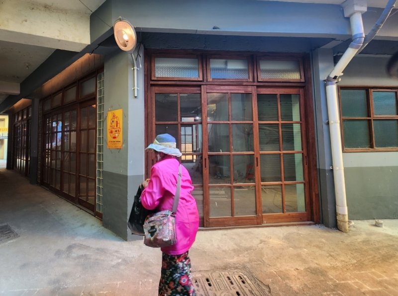 11일 한 방문객인 예산시장 상가를 지나치고 있다.2023.03.11./뉴스1ⓒ 뉴스1 이찬선 기자