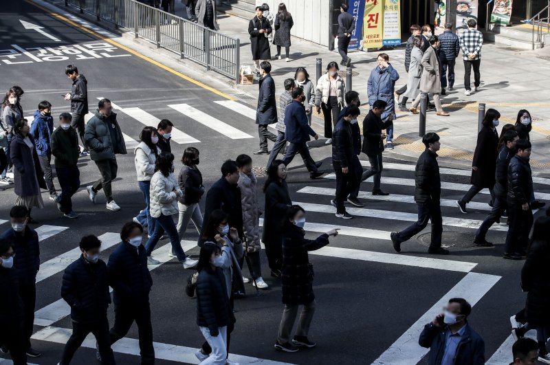6일 오후 서울 중구 시청앞에서 직장인들이 이동하고 있다. 뉴시스