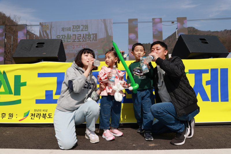 11일 전북 진안군 주천면 운일암반일암 삼거광장에서 운장산 고로쇠 축제가 개막된 가운데 전주에서 온 가족들이 고로쇠를 마시고 있다.(진안군제공)2023.3.11/뉴스1 ⓒ News1 김동규 기자