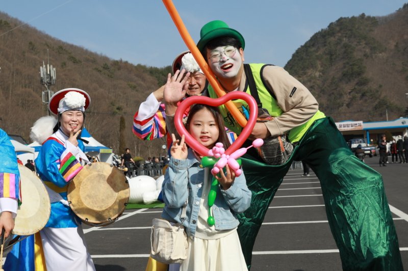 11일 전북 진안군 주천면 운일암반일암 삼거광장에서 열린 운장산 고로쇠 축제 개막식에서 피에로가 어린이들에게 풍선을 불어주고 있다.(진안군제공)2023.3.11/뉴스1 ⓒ News1 김동규 기자