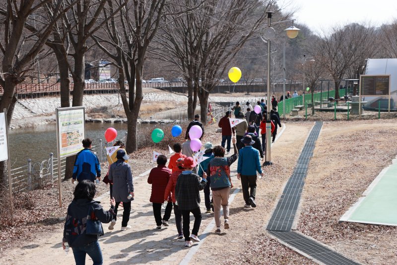 11일 전북 진안군 주천면 운일암반일암 삼거광장에서 운장산 고로쇠 축제가 개막된 가운데 관광객들이 진안고원길 걷기를 시작하고 있다.(진안군제공)2023.3.11/뉴스1 ⓒ News1 김동규 기자