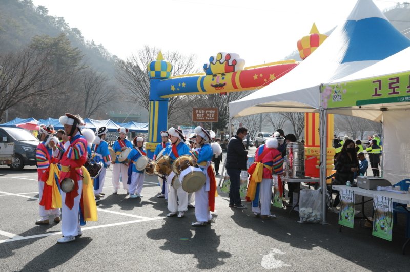 11일 전북 진안군 주천면 운일암반일암 삼거광장에서 운장산 고로쇠 축제 개막 식전행사로 증평굿이 공연되고 있다.(진안군제공)2023.3.11/뉴스1 ⓒ News1 김동규 기자