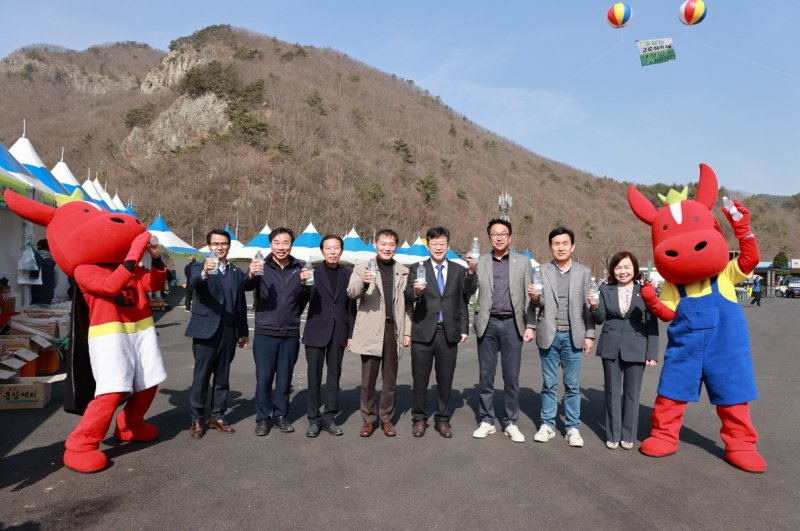 11일 전북 진안군 주천면 운일암반일암 삼거광장에서 운장산 고로쇠 축제가 개막된 가운데 전춘성 군수(왼쪽 네번째)와 안호영 국회의원(왼쪽 다섯번째), 김민규 진안군의장(오른쪽 세번째) 등이 행사장을 방문했다. 2023.3.11/뉴스1 ⓒ News1 김동규 기자