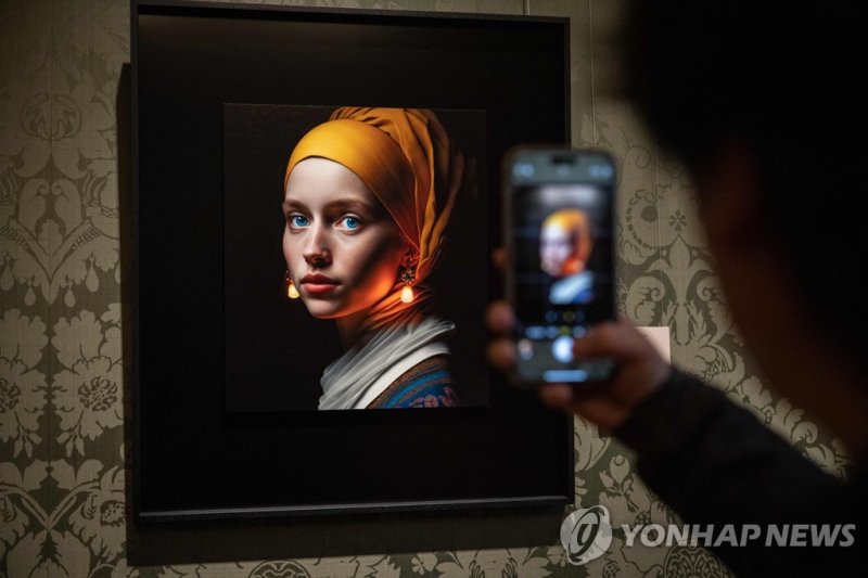 AI가 그린 '진주 귀걸이를 한 소녀'를 보는 관람객 (출처=연합뉴스)