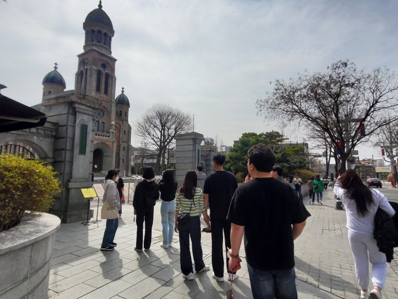 11일 출입이 통제된 전주 전동성당 앞에 관광객들이 모여있다.2023.3.11./ⓒ 뉴스1 김혜지 기자