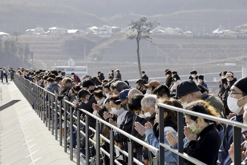 지난해 3월 동일본대지진·후쿠시마 원전폭발 12주년을 맞아 추모객들이 이와테현 리쿠젠타카타를 찾아 희생자들을 추모하고 있다. 뉴시스