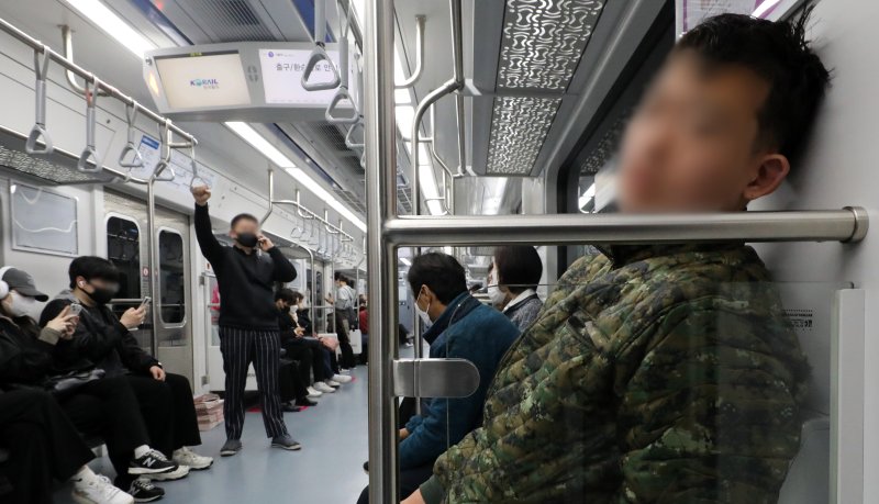 마스크를 착용하지 않은 한 시민이 지난 9일 오후 서울 지하철을 이용하고 있다. /사진=뉴시스