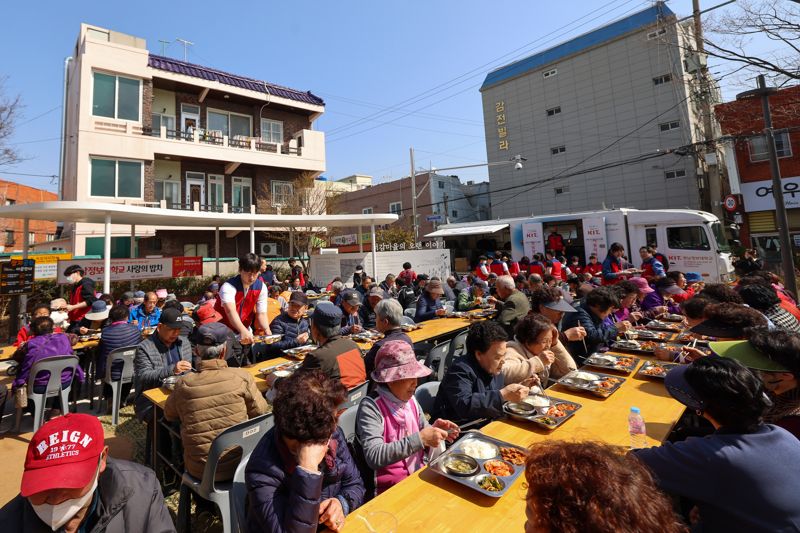 경남정보대학교가 '사랑의 밥차' 활동을 재개해 지난 10일 부산 사상구 감전동 당산공원에서 지역 어르신들에게 점심을 대접하고 있다. 사진=경남정보대학교 제공