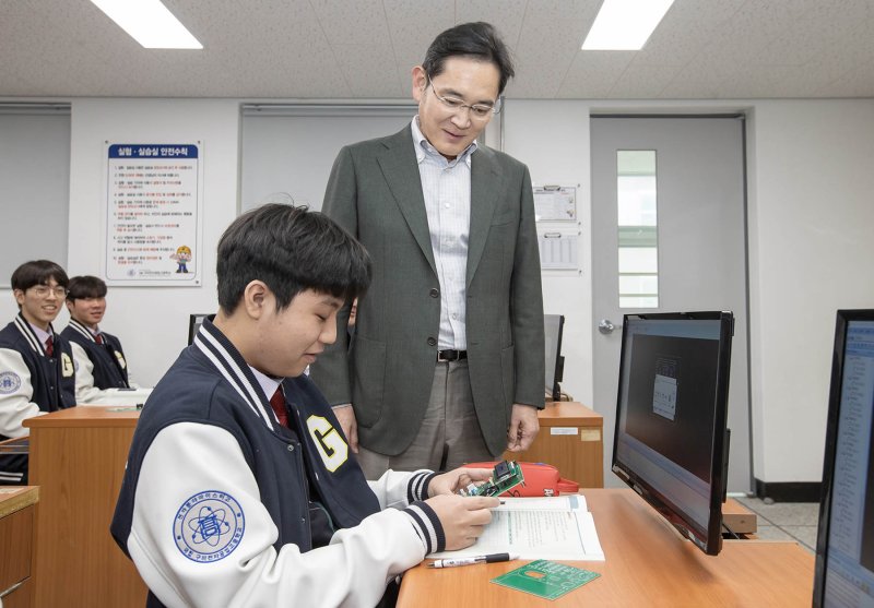 '사원증 대면 1000원'..보름만의 놀라운 기적